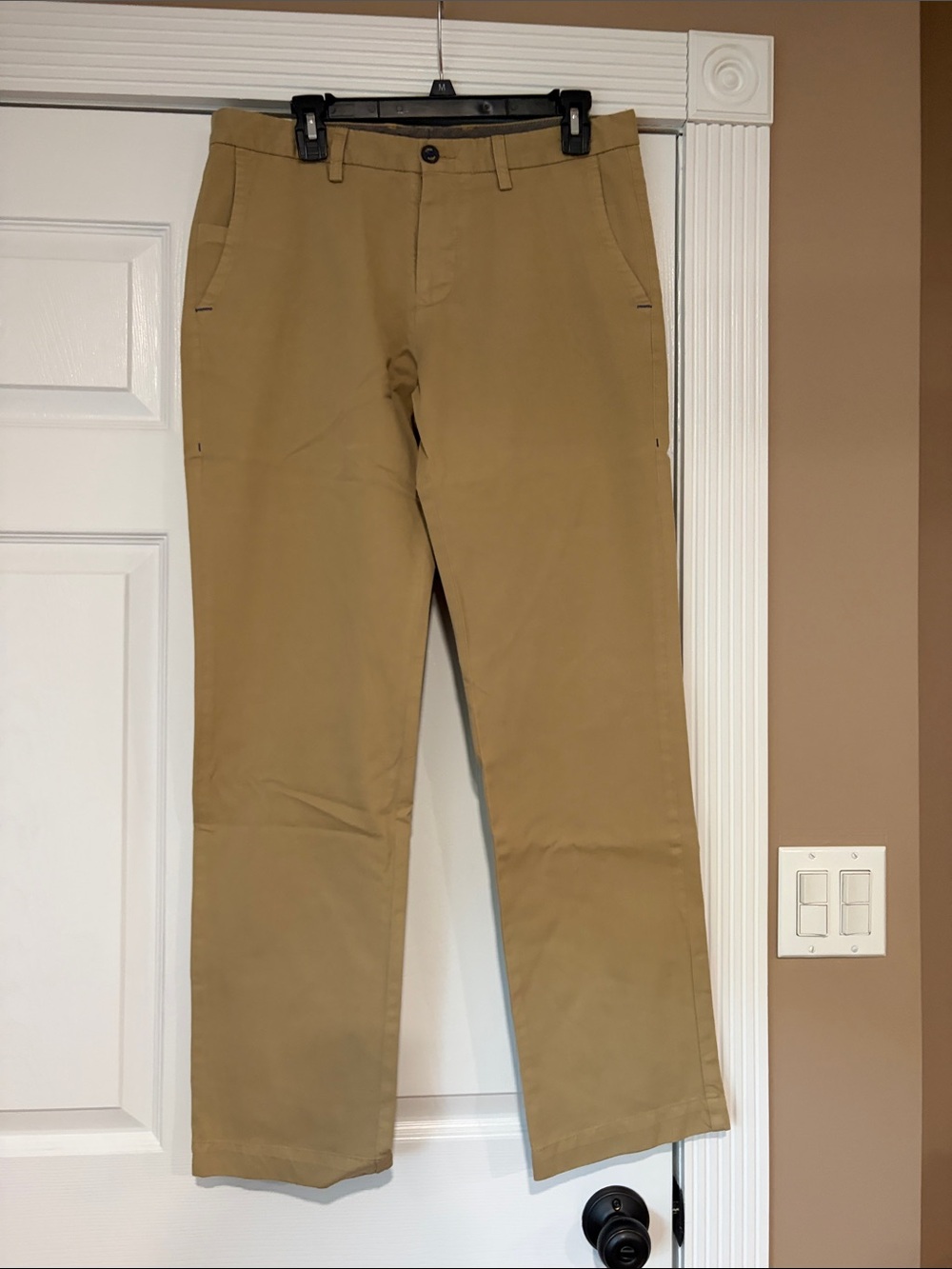 Final sale- 32x32 NWOT Tommy Bahama Men's Straight Khaki Chinos - Tan